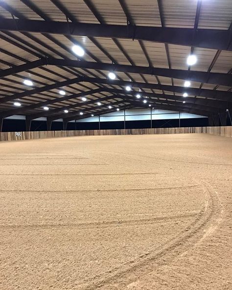 Indoor Horse Riding Arenas, Rich Horse Stables, Stable For Horses, Beautiful Horse Stables, Covered Arena Ideas, Horse Yard Ideas Dream Stables, Horse Yard Ideas, Horse Stables Aesthetic, Outdoor Arena Horses