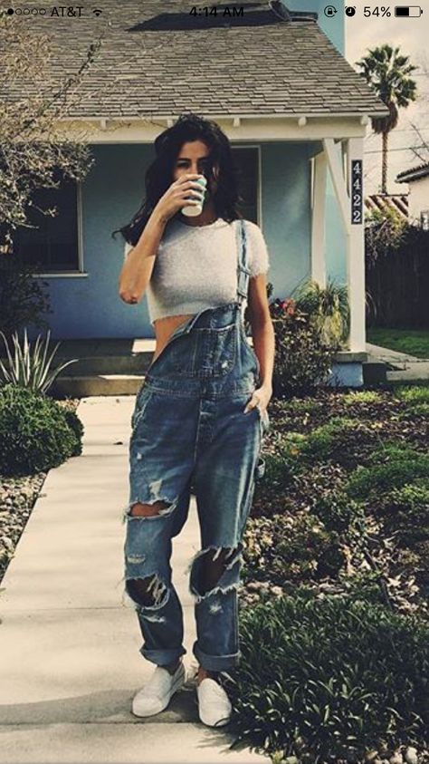 the lovely selena gomez rocking the hipster overalls and crop top Spencer Boldman, 11 February, Selena Gomez Style, 90s Fashion Outfits, 90s Outfit, Perrie Edwards, Daniel Radcliffe, Jonas Brothers, Vanessa Hudgens