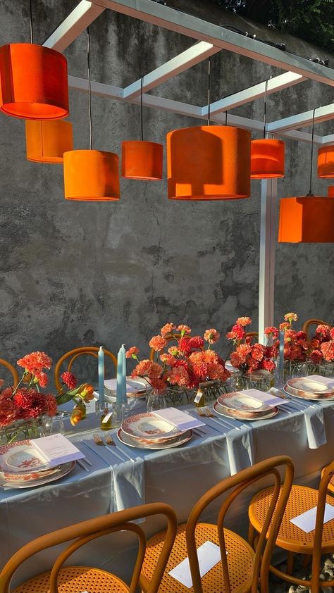 Sunset Event Decor, Wedding Table Couple, Aesthetic Event Decor, Small Event Decor Ideas, Dinner Event Decor, Orange Event Decor, Small Wedding Decorations, Party Event Ideas, Bougie Party