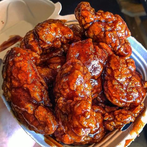 Boneless Bbq Chicken Wings, Boneless Wings Aesthetic, Freakshakes Recipe, Boneless Chicken Wings, Wings Chicken, Fast Food Drinks, Tokyo Food, Boneless Wings, Spicy Wings