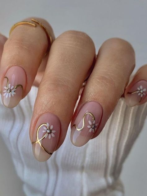 32 Classy Graduation Nails To Celebrate Your Big Day - She Be Thriving Simple And Elegant Nail Art, Modern Square Nails, Chic Simple Nails, Nail Art For Graduation, Nail Inspired Short, Nails Ideas For Wedding, Short Classy Nails Gel, Graduate Nails, Cute Nails For Graduation