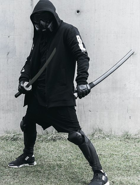 Admirable.co — Zipped hoodie - Snap The World. Available at... Mode Poses, Urban Samurai, Urban Ninja, Apocalyptic Fashion, Cyberpunk Fashion, Cyberpunk Art, Action Poses, Parkour, Urban Wear