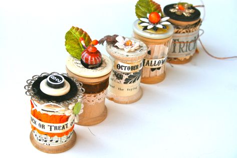 Halloween Spools, Altered Spools, Holiday Crafts Halloween, Spool Ideas, Wooden Spool Crafts, Vintage Notes, Autumn Diy, Spool Crafts, Halloween Bottles