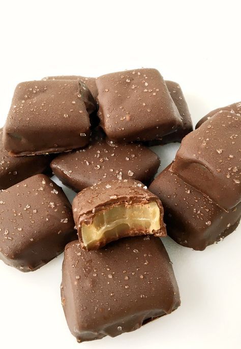 These sea salt chocolate covered caramels are SO easy to make and are pretty much the best candy I've ever eaten! Chocolate Caramels Recipe, Chocolate Covered Caramels, Salted Caramel Candy, Caramel Recipe Easy, Caramel Truffles, Microwave Caramels, Salted Caramel Recipes, Sea Salt Caramels, Caramel Recipe