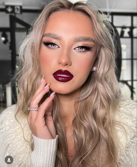 Maroon Lipstick Makeup, Hispanic Makeup, Prom Eyes, Vintage Makeup Looks, Full Makeup, Fresh Makeup, Red Lip Makeup, Evening Makeup, Hooded Eye Makeup