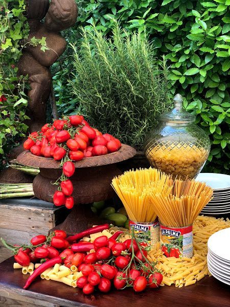 Italian Dinner Wedding Reception, Tuscany Themed Party Decorations, Tuscany Table Decor, Italian Couples Shower Ideas, Rustic Italian Table Decor, Italian Dinner Party Tablescape Tuscan Wedding, Italian Event Decor, Table Decorations Italian Theme, Italian Buffet Decor