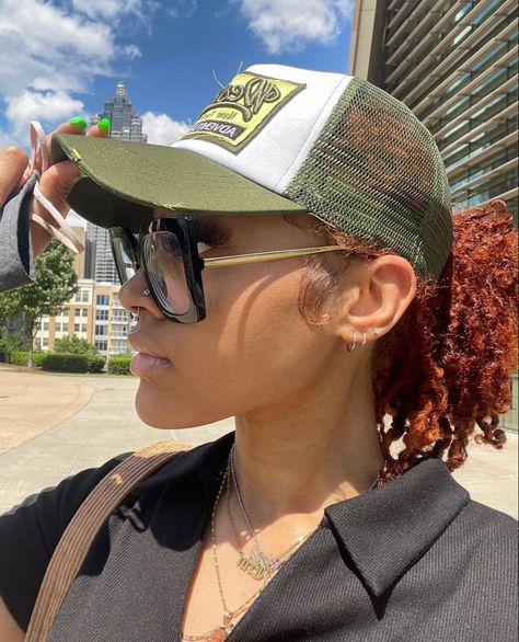 Curly Hair Baby, Trucker Hat Outfit, Dope Hats, Hat Aesthetic, Streetwear Girl, Baddie Fits, Fasion Outfits, Hair Twist Styles, Work Hairstyles