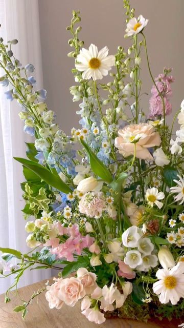 Cottage Garden Wedding Flowers, Spring Bud Vases, Wildflower Wedding Florals, Wild Flowers For Wedding, Natural Flower Arrangements, Garden Wedding Florals, Grad Flowers, June Bouquet, Summer Wedding Flowers Centerpieces