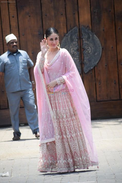 Kareena Kapoor Desi Outfits, Kareena Saif, Indian Designer Suits, Bollywood Outfits, Short Curls, Pink Lehenga, Traditional Indian Outfits, Pakistani Bridal Dresses, Indian Couture