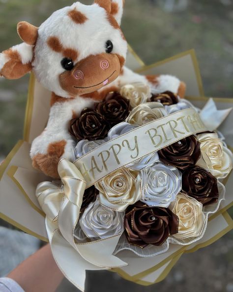 🐮🤎🤍 #eternalrosebouquet #vaquitabouquet Cow Bouquet Flowers, Cow Flower Bouquet, Fake Flower Bouquet, Spiderman Theme, Mini Cows, Money Bouquet, Bouquet Ideas, Fake Flower, Fake Flowers