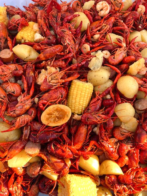 Crawfish Boil Aesthetic, Crawfish Boil Wedding Reception, Boiled Seafood, Crawfish Boil, Seafood Boil, Food Inspo, 21st Birthday, Wedding Reception, Seafood