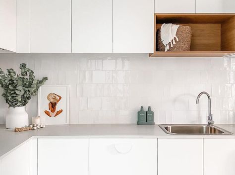 Design Hacks: The Beginners Guide To Easy And Stylish Splashback Tiling 💦A splashback is the perfect tiling project for beginners. They are also a great DIY project as they're cost-effective, easy and create WOW! 🔨 Click through to find out more! #beaumonttiles #splashback #ihavethisthingwithtiles #DIY #interiors123 White Kitchen Splashback Ideas, White Kitchen Splashback, Kitchen Splashback Tiles, Tile Splashback, Beaumont Tiles, Kitchen Splashbacks, Splashback Tiles, Tile Trends, Kitchen Splashback