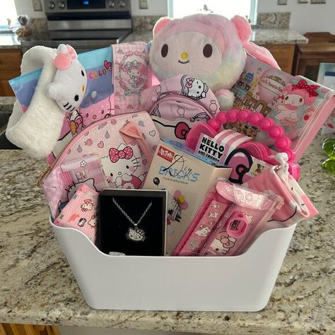 Hello Kitty Gold Mind GIft Basket One Color Snack Basket, Cute Hello Kitty Gifts, Hello Kitty Gift Basket Ideas, Kids Gift Baskets For Christmas, Hello Kitty Christmas Gifts, Hello Kitty Birthday Basket, Hello Kitty Burr Basket, Home Made Gifts For Friends, Stitch Gift Basket