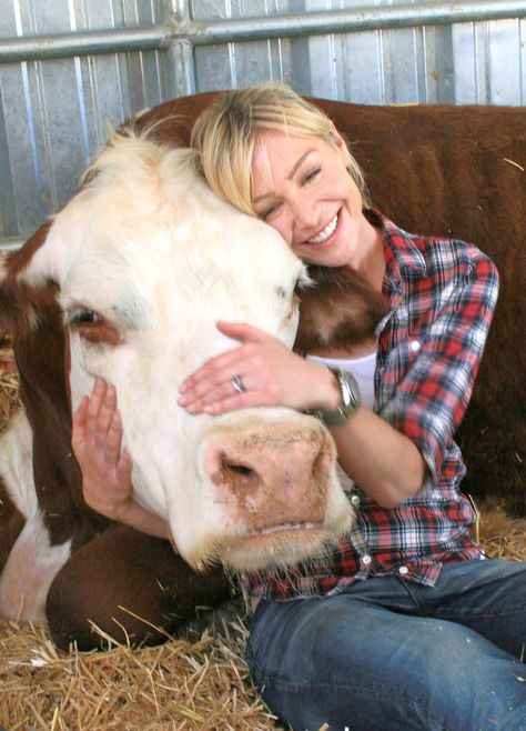 Love this picture...cow with Portia de Rossi, vegan, animal activist and wife of Ellen. Compassion For Others, Famous Vegans, Showing Compassion, Ellen And Portia, Portia De Rossi, Animal Activism, Animal Activist, Animal Rights Activist, Vegan Animals