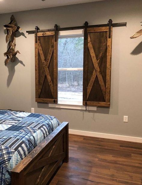 Gömda Rum, Barn Door Window, Rustic Furniture Design, Lake House Bedroom, Rustic Lake Houses, Rustic Bedroom Furniture, Dekorasi Kamar Tidur, Living Room Spaces, Rustic Bedroom