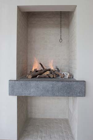 Fireplace Simple, Fireplace Styles, Simple Fireplace, Armani Casa, Rustic Fireplaces, Room Deco, Home Fireplace, Modern Fireplace, In The Corner