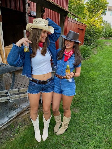 Cowgirl Themed Birthday Party Outfit, Carnaval Cowgirl, Cow Boy Outfit Women, Cowgirl Costume Ideas, Cowboy Party Outfit, Western Football Theme Outfit, Farmer Halloween, Victorian Bustle Dress, Cowboy Halloween Costume