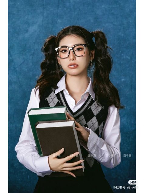 90s Yearbook Photos, Creative Shot For Graduation, Jennie Photo, Wattpad Girl, Photo Yearbook, Yearbook Photoshoot, Y2k Photoshoot, American High School, Yearbook Quotes