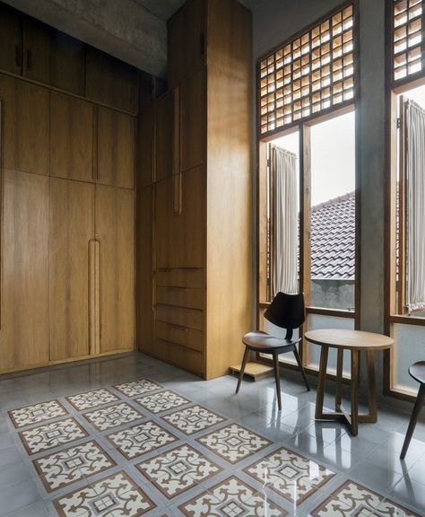 A Brick House Giving Traditional Indonesian Vibes | Andyrahman Architect - The Architects Diary Modern Blue Sofa, Indonesian House, House Architecture Styles, Brick Projects, Brick Construction, Moroccan Interiors, Red Brick House, Pendant Lighting Dining Room, Traditional Houses