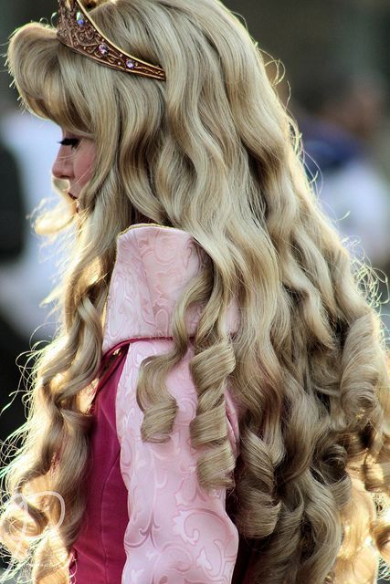 curly princess hair with ringlets at the bottom! :) Foto Top, Fantasia Disney, Disney Face Characters, Disney Sleeping Beauty, Disney Cosplay, Princesa Disney, Princess Aurora, Face Characters, Disney Aesthetic