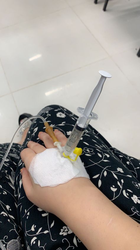 Saline Hand Hospital, Injection Snap, Injection Aesthetic, Hospital Room Snapchat Stories, Hospital Admit, Hospital Photography, Hospital Pictures, Gals Photos, Snap Streak Ideas Easy