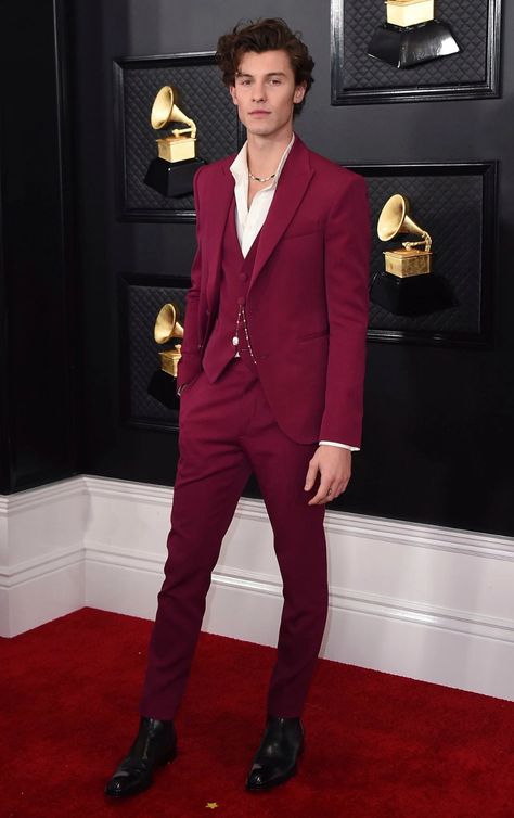 Grammys 2020: Best-Dressed Men in Tuxedos, Suits Red Carpet Outfit Ideas, Outfit Ideas For Guys, Red Jacket Outfit, Grammy Outfits, Maroon Suit, Best Suits For Men, Red Tuxedo, Prom Suits For Men, Red Carpet Outfits