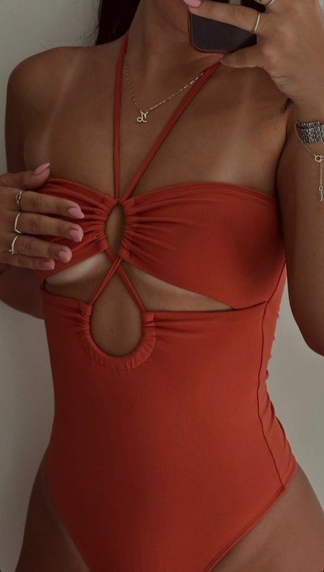 Layered Gold Necklaces, Swimsuit Inspo, Black Bathing Suit, Swimsuits Outfits, Looks Party, Beach Outfits, Cute Bathing Suits, Funky Fashion, Cute Swimsuits