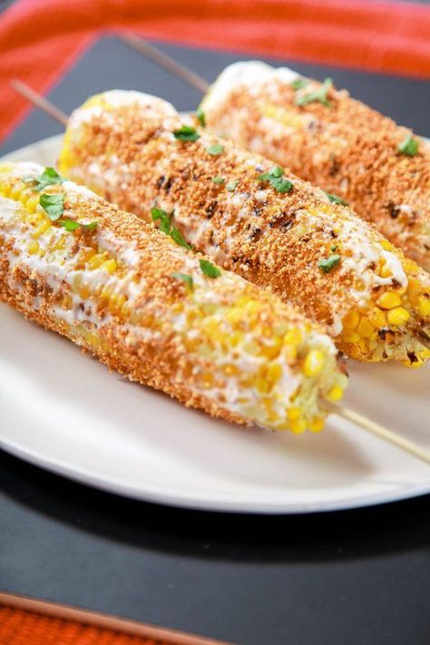 Corn Elote Recipe, Mexican Corn Recipes, Corn Mexican, Elote Recipe, Mexican Street Corn Recipe, Street Corn Recipe, Grilled Side Dishes, Mexican Street Food, Mexican Corn