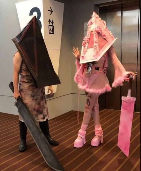 Halloween couple costume ideas Pyramid Head, 밈 유머, Silent Hill, Amazing Cosplay, Cute Cosplay, Couple Halloween, Best Cosplay, Horror Game, Cosplay Outfits