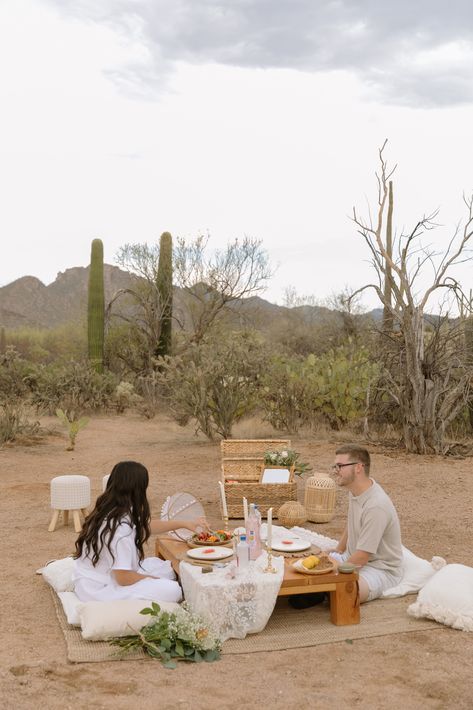 Desert Proposal Ideas, Desert Proposal Set Up, Arizona Proposal Ideas, Luxury Picnic Proposal, Joshua Tree Picnic, Desert Proposal, Picnic Marriage Proposal, Desert Picnic, Picnic Images