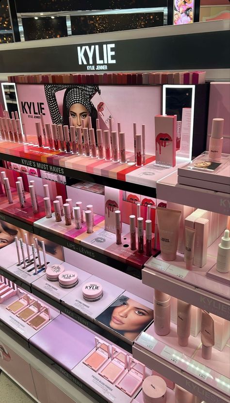 Kyle Cosmetics, Kyle Jenner, Kylie Lips, Kylie Jenner Lipstick, Kylie Jenner Makeup, Brand Ideas, King Kylie, 17th Birthday, Photo Wall Collage