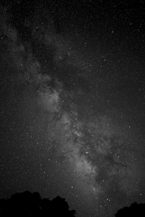 Victor Rogus took this black and white image of the Milky Way on July 13, 2013 from Jadwin, Missouri. Aesthetic Tumblr Backgrounds, Black And White City, Black And White Picture Wall, Iphone Wallpaper Sky, Black And White Stars, Black Phone Wallpaper, Space Tattoo, White Sky, Gray Aesthetic