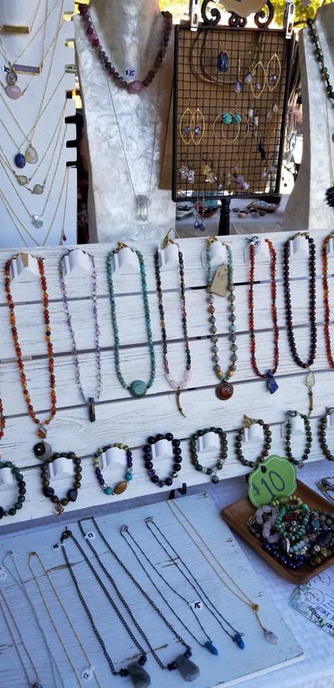 Canvas Jewelry Display, Market Booth Jewelry Display, Boutique Necklace Display, Bazaar Booth Ideas Jewelry Displays, Jewelry Booth Set Up Ideas Vendor Events, Mala Display Stand, Jewelry Displays For Craft Shows Diy, Creative Necklace Display, Jewlrey Displays Boutique