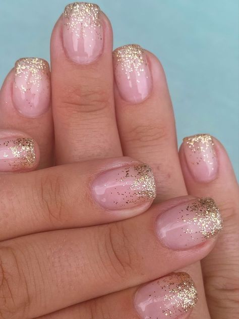 Gold Glitter Ombre Nails Short, Gold Gel Manicure Ideas, Dip Gold Nails, Natural Nails With Gold Glitter, Gold Powder Dip Nails, Gel Nails Glitter Ombre, Subtle Gold Glitter Nails, Sparkling Gold Nails, Gold Ombre French Tip Nails