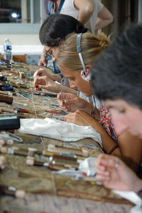 Weavers conserve a tapestry at the Gobelins Manufactory Textile Conservation, Painting Restoration, Museum Storage, Art Conservation, Art Restoration, Art History Major, Sculpture Textile, Sun King, Conservation Art