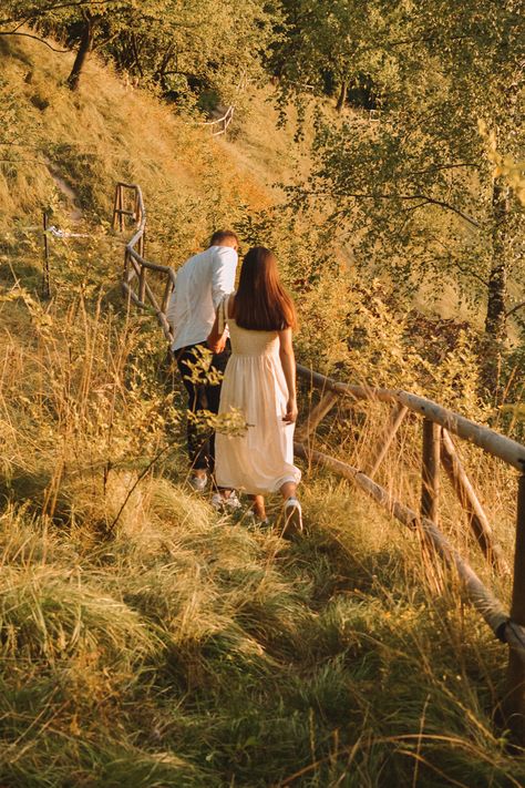 Homestead Couple Aesthetic, Cottagecore Couple, Cottagecore Romance, Farm Couple, Vintage Scene, Old Fashioned Love, Italian Farmhouse, Dream Dates, Cute Engagement Photos