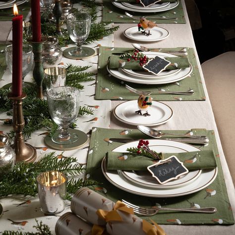 Soft, candy-colored tones for a playful, lighthearted vibe. Elegant Christmas Dining Table Decor, Christmas Table Green, Christmas Dinner Table Settings Elegant, Green Christmas Table Decor, Circular Placemats, Christmas Table Decorations Ideas, Placemats Ideas, Green Christmas Table, Christmas Table Design