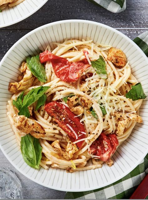 Hello Fresh Chicken, Hello Fresh Dinners, Spaghetti Pasta Recipe, Basil Pasta Recipes, Spaghetti Chicken, Fresh Basil Recipes, Pasta Recipes Video, Recipes Spaghetti, Chicken Spaghetti Recipe