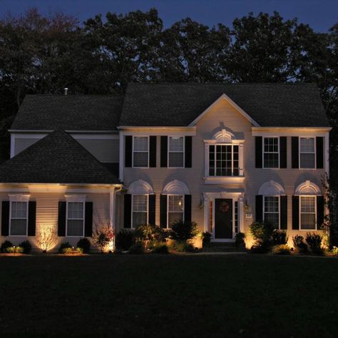 Landscape Lighting Ideas Front Yards, Front Yard Lighting, Exterior House Lights, House Lighting Outdoor, Outdoor Lighting Design, Landscape Lighting Design, Facade Lighting, Outdoor Landscape Lighting, Yard Lights