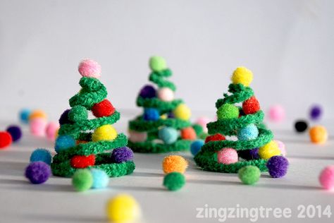 Super cute pipecleaner trees Pipe Cleaner Christmas, Pipe Cleaner Crafts, Christmas Tree Garland, Christmas Tree Crafts, Preschool Christmas, Pipe Cleaners, Handmade Christmas Ornaments, Noel Christmas, Diy Christmas Tree