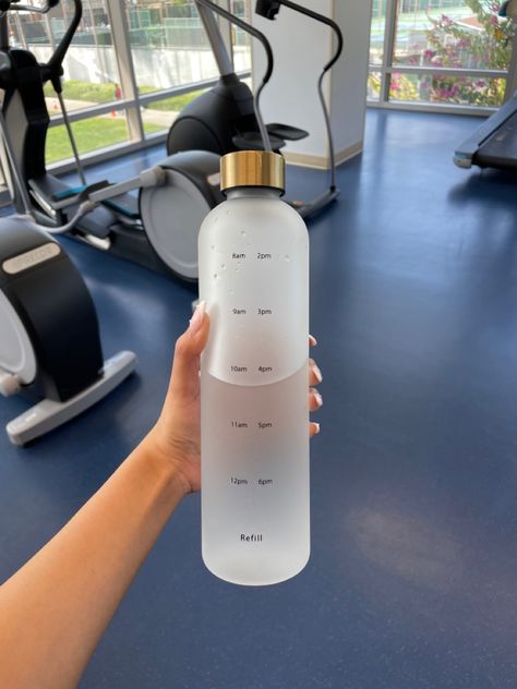 Water Bottle For Gym, Workout Water Bottle Aesthetic, Gym Water Bottle Aesthetic, Drinking Snacks, Agua Aesthetic, Drinking Ideas, Workout Water Bottle, Drinking Food, 2l Water Bottle