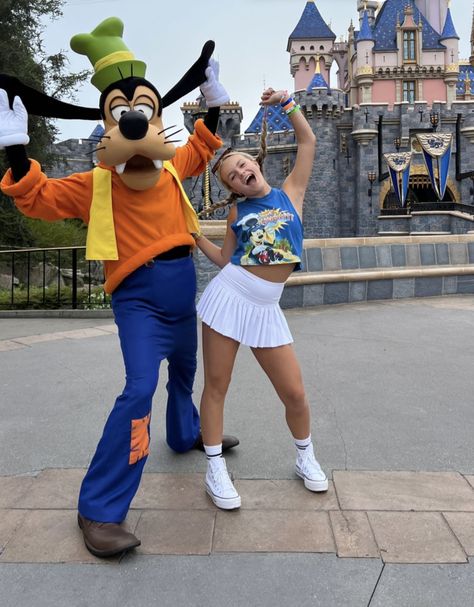 Poses With Disney Characters, Disney World Outfits Hollywood Studios, Disneyland Outfits Summer, Cute Disney Fits, Paris Castle, Disney Characters Pictures, Disney Outfit Inspo, Princess Paris, Disney Poses