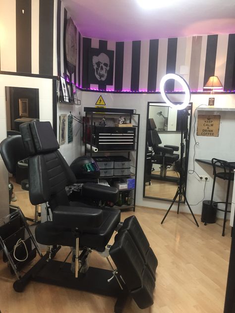 Tattoo Studios Workspaces, Tattoo Shop Grand Opening Ideas, Tattoo Home Studio, Piercing Shop Interior, Piercer Job, Piercing Studio Decor, At Home Tattoo Studio, Piercing Studio Interior, Tattoo Room Studio