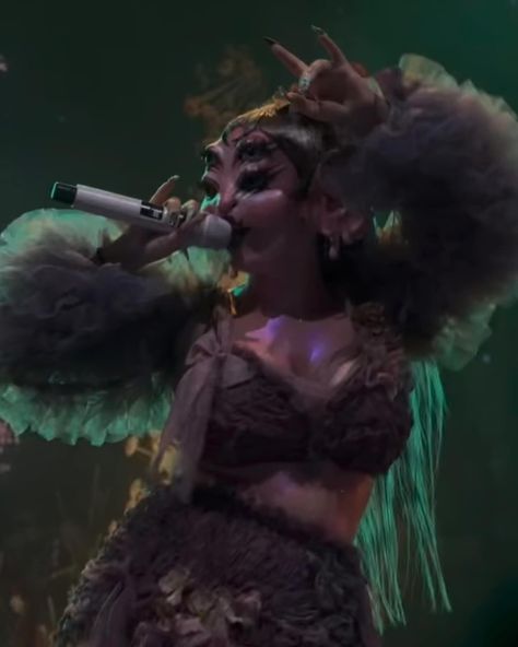 Photos of Melanie performing in London creds to @ lilyrxbecca ♡ ♡ ♡ #melaniemartinez #foryou #portals #portalsalbum #portalsmelaniemartinez #trilogytourmeleniamartinez #fanpage #trilogytour #melaniemartinezfan #melaniemartinezfanpage #melanie #martinez #melaniefan Coraline Core, Trilogy Tour, Rainy Day Aesthetic, Film Director, Her Music, Melanie Martinez, Rainy Day, In London, Queen