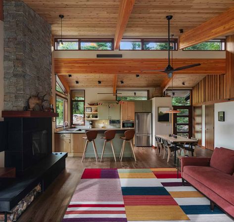 A beautiful midcentury deck house in New Hampshire invites nature inside Cottage Build, Farm Retreat, Steel Homes, Deck House, Shingle Style Homes, Inspiring Interiors, Mid Century Living Room, House Deck, Mid Century Modern Living Room