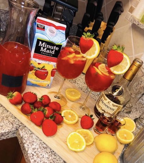 Hennessy , minute maid strawberry lemondade... oranges and strawberries Mixed Drinks Alcoholic Dark Liquor, Easy Mixed Drinks Alcohol Parties, Drink Ideas For Party, Fun Alcoholic Drinks For A Party, Candy Alcohol Drinks, Patron Drinks, Drinking Recipes, Fruity Drink Recipes, Bomb Drinks