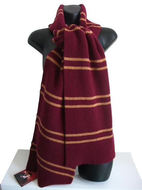 OFFICIAL WARNER BROS. HARRY POTTER GRYFFINDOR SCARF 300g Tricot Harry Potter, Harry Potter Gryffindor Scarf, Harry Potter Kostüm, Harry Potter Knit, Gryffindor Scarf, Hogwarts Uniform, School Costume, Harry Potter Shop, Harry Potter Scarf