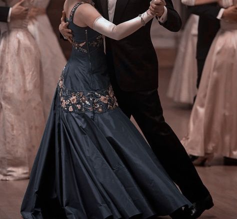 Photo of a scene from the crown. Historical Couple Aesthetic, Ball Dance Aesthetic, Historical Couple, Masquerade Ball Aesthetic, Ballroom Aesthetic, Ball Dancing, Royalty Core, Ball Dance, Royal Core