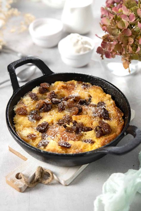 Skillet Bread Pudding, Stovetop Bread Pudding, Cast Iron Bread Pudding, Desserts Without Oven, Stove Top Desserts, Stove Top Bread, Recipes Without Oven, Old Fashioned Bread Pudding Recipe, Stove Top Bread Recipe