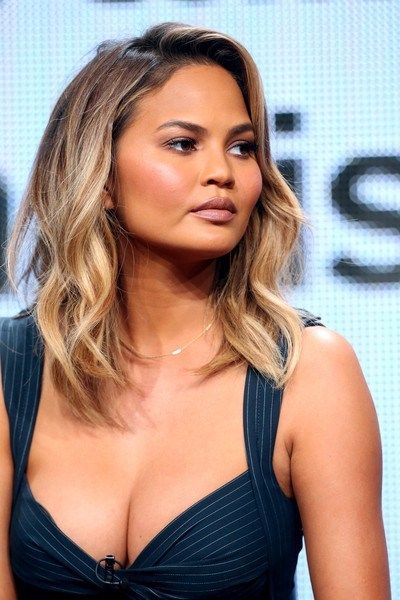 Chrissy Teigen Hair, Haircut Length, Shoulder Length Wavy Hair, Loose Bun, Loose Updo, Wavy Hairstyle, Shorter Hair, Chrissy Teigen, Braided Ponytail